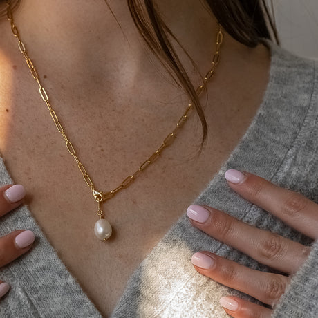 Lea pearl lariat necklace